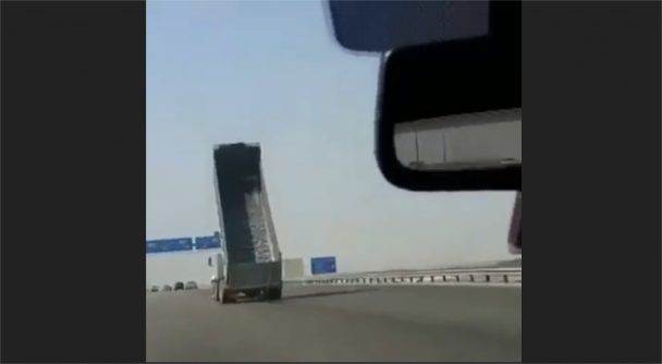 The moment when a lorry drives right into a standing traffic queue Video