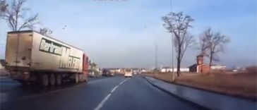 Lorry makes a very risky maneuver to avoid the accident and succeeds (Video)