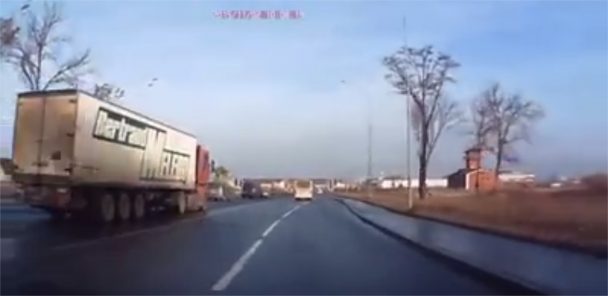 Lorry makes a very risky maneuver to avoid the accident and succeeds (Video)