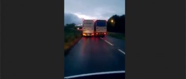 Two lorries fighting for a space on lane (Video)