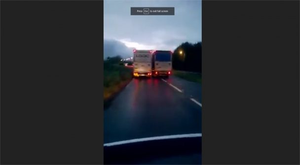 Two lorries fighting for a space on lane (Video)
