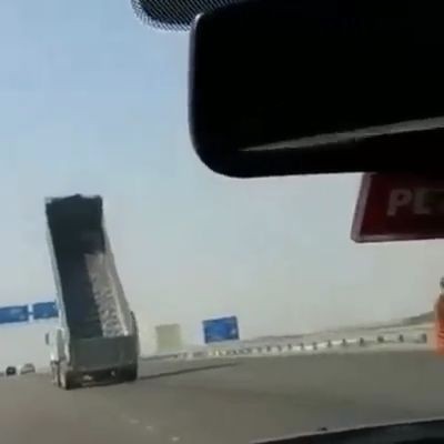 Lorry with raised trailer crashes into a road sign - Pegagu