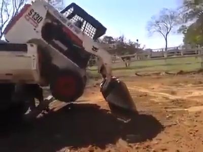 Skid-steer loader loaded on the truck with skill - Pegagu