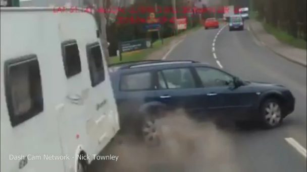 Car pulling a caravan fails to overtake in time - Pegagu