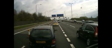 Caravan driver smashes his way into a lane - Pegagu