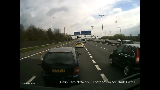 Caravan driver smashes his way into a lane - Pegagu