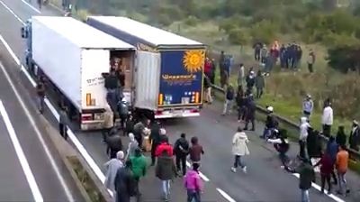 Migrants in Calais climbing into moving lorries - Pegagu