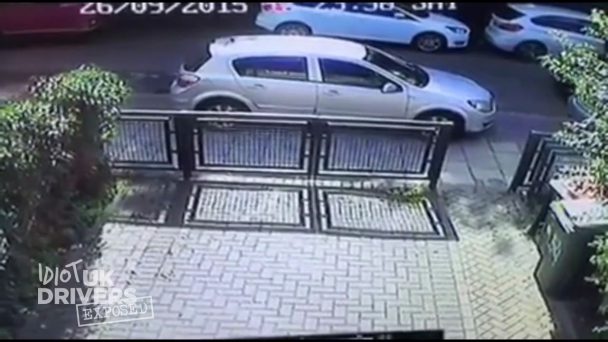 A pedestrian gets crushed by a bus accident - Pegagu