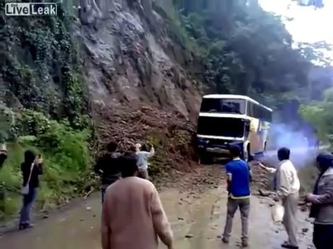 Bus falls from a scarp while trying to cross it