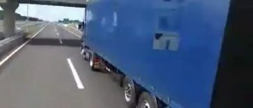 Lorry drivers racing at high speed on motorway (Video)