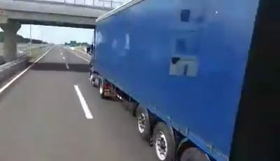 Lorry drivers racing at high speed on motorway (Video)