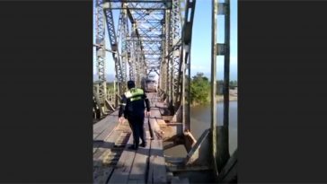 Risky driving through a very old wooden bridge (Video)