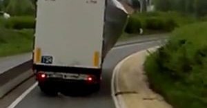 Lorry carrying a load dangerously hanging on a curtain (Video)