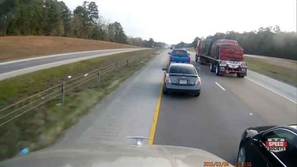 Car and truck failed to share the road (Video)