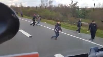Lorry driver trying to scare migrants off the road (Video)