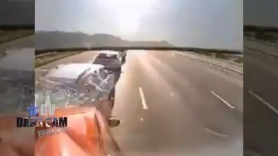 Lorry driver not paying attention to the road crashes into queuing cars (Video)