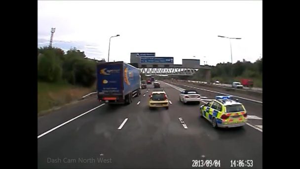 BMW driver blocks police on motorway (Video)