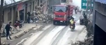 Lorry hits scooter with its open door (Video)