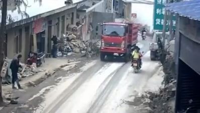 Lorry hits scooter with its open door (Video)
