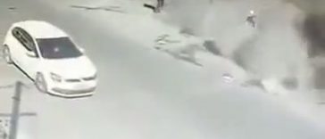 Lorry drives into the building without brakes (Video)