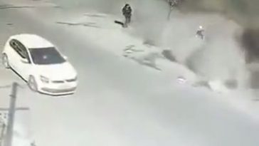 Lorry drives into the building without brakes (Video)