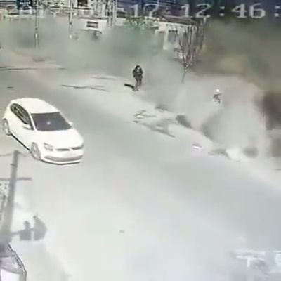 Lorry drives into the building without brakes (Video)