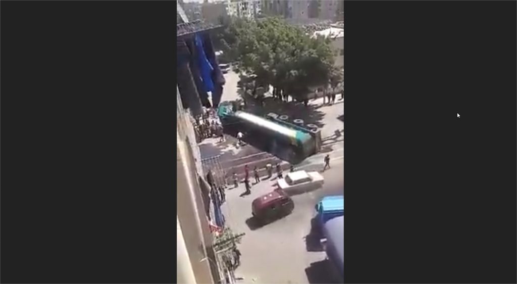 Leaking petrol tanker suddenly lights up (Video)