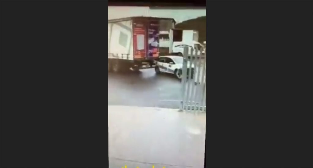 Lorry dragging a car (Video)